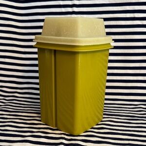Vintage Tupperware Pickle Keeper